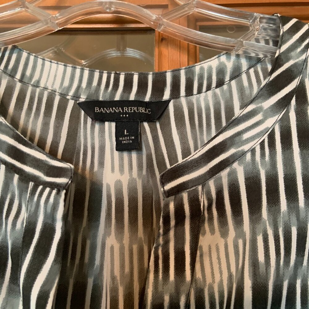 Banana Republic Women's Gray & White v-neck Tank Blouse, Size L - Picture 4 of 6
